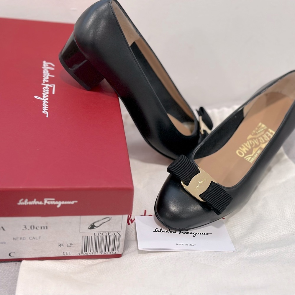 Salvatore Ferragamo Vara Icon Leather Bow Pumps Size 6 / 36 EU - Like New